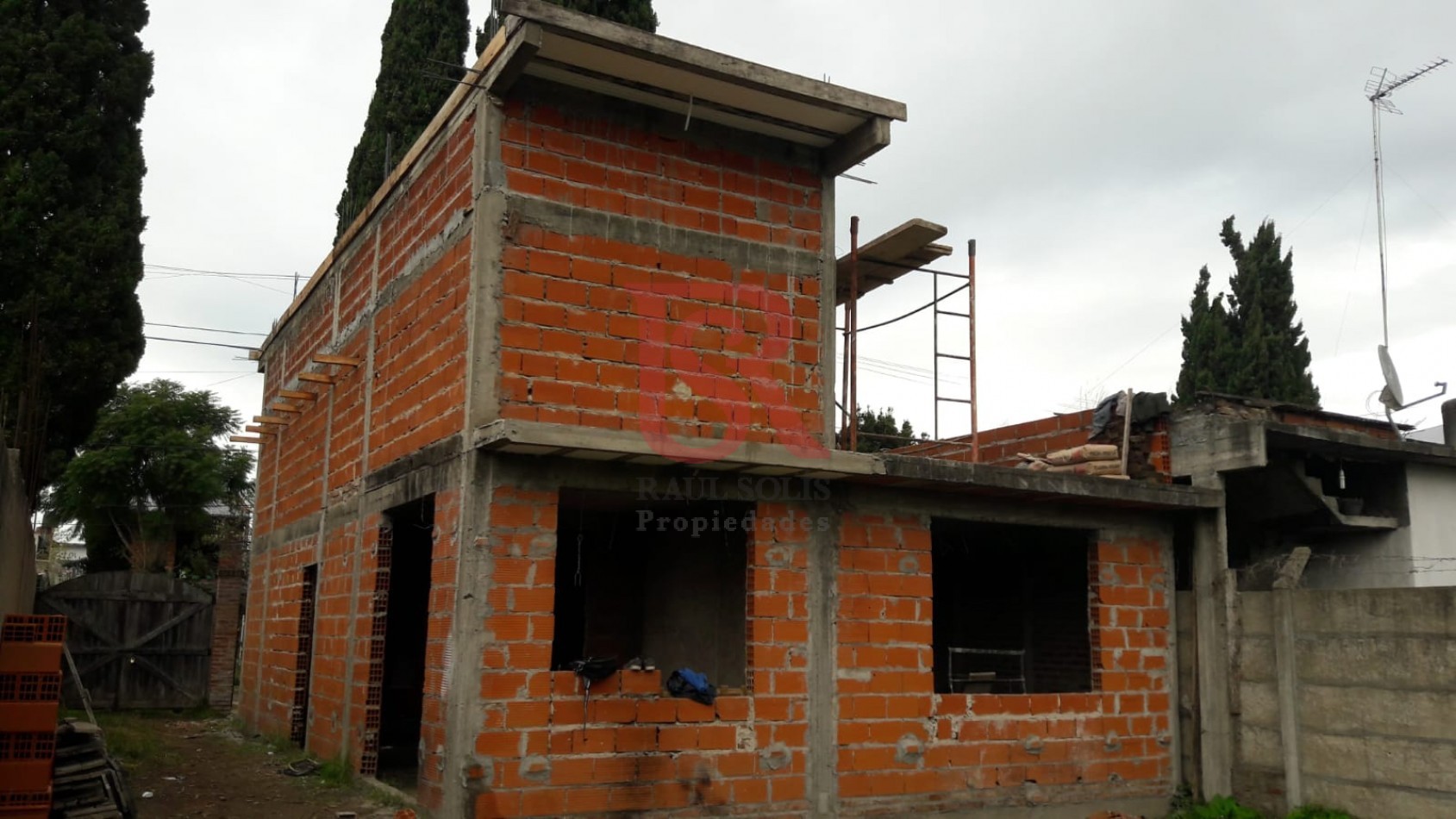 Lote con vivienda de hormigon en construccion de dos plantas a terminar cerca del Cruce Varela