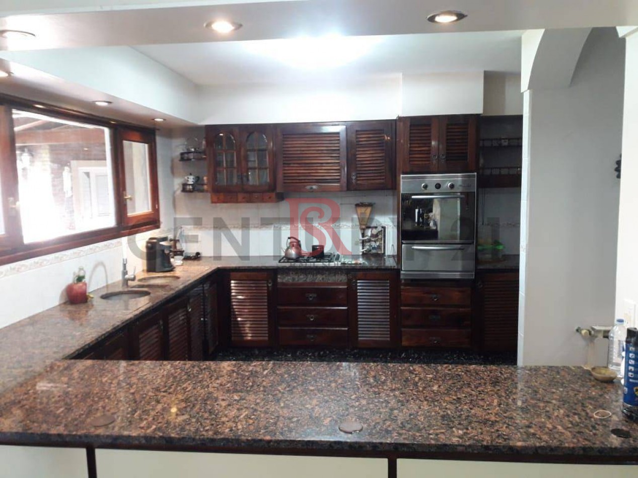 MS-Casa en Venta - Dos Plantas con Departamento Independiente, Pileta y Amplio Parque