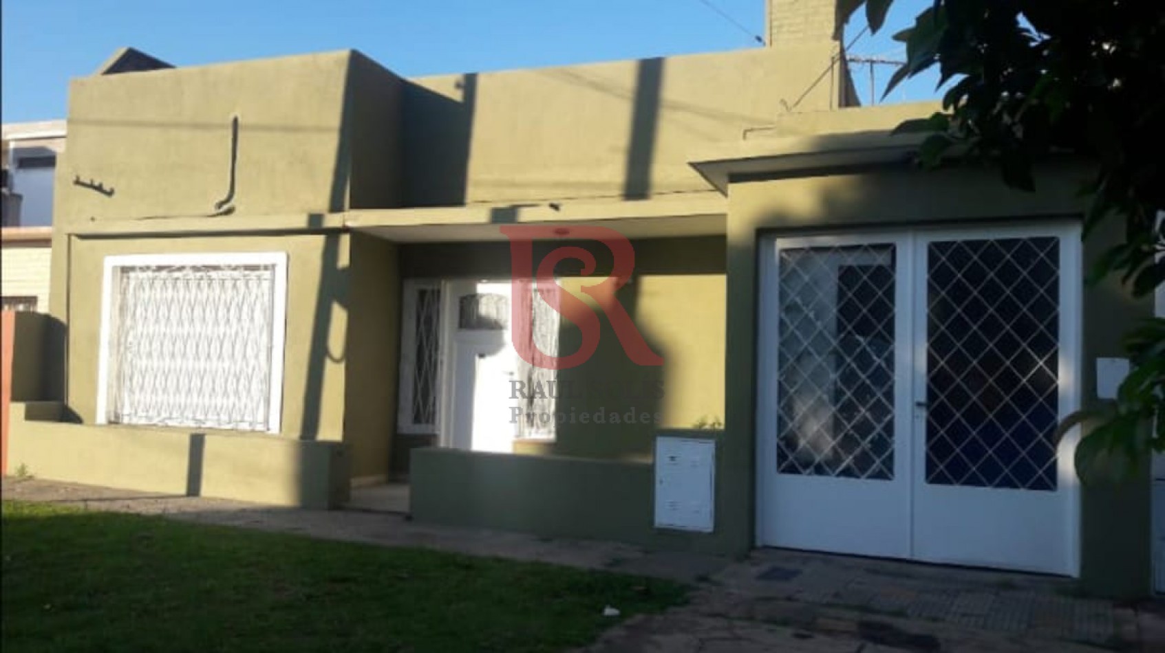 RB - Casa 4 ambientes con terreno y terraza a reciclar en Quilmes Oeste