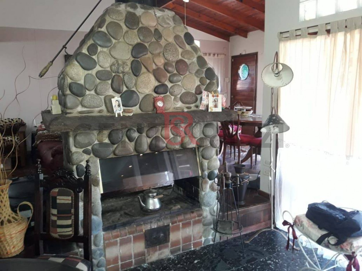 MS-Casa en Venta - Dos Plantas con Departamento Independiente, Pileta y Amplio Parque