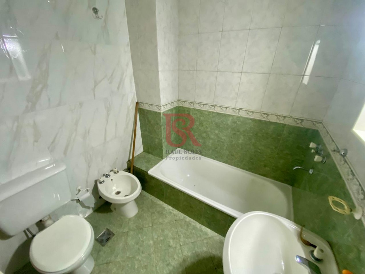 AM. Triple con patio en Alquiler