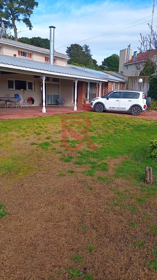 MS-Casa en Venta - Dos Plantas con Departamento Independiente, Pileta y Amplio Parque