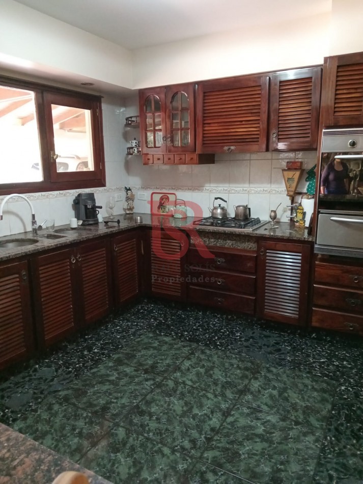 MS-Casa en Venta - Dos Plantas con Departamento Independiente, Pileta y Amplio Parque