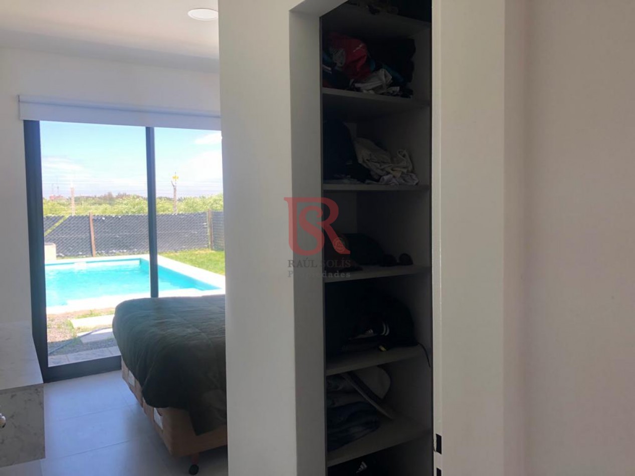 Impecable Casa En Venta De Dos Dormitorios Con Piscina En Pueblos Del Plata - Barrio Magallanes