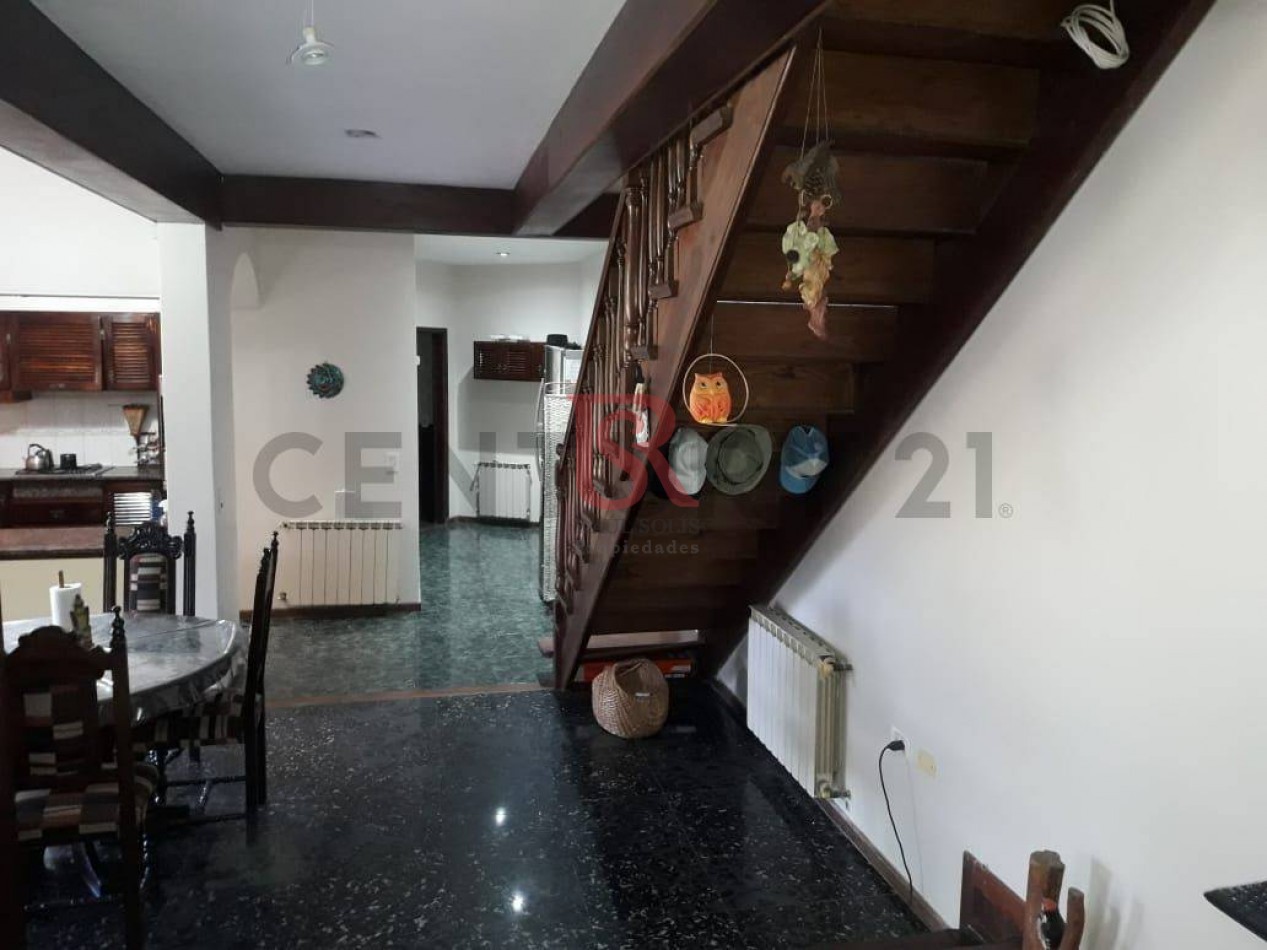 MS-Casa en Venta - Dos Plantas con Departamento Independiente, Pileta y Amplio Parque