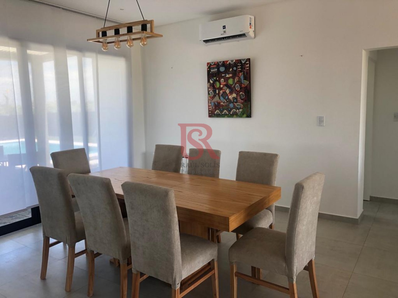 Impecable Casa En Venta De Dos Dormitorios Con Piscina En Pueblos Del Plata - Barrio Magallanes