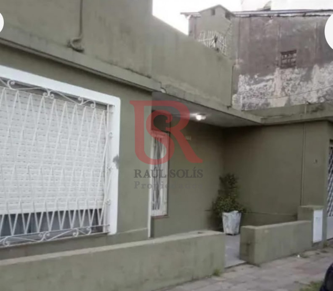 RB - Casa 4 ambientes con terreno y terraza a reciclar en Quilmes Oeste