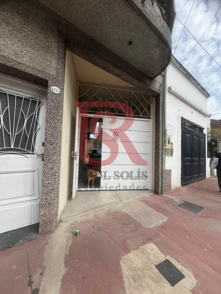 GZ - Excelente PH !!! tres ambientes al frente con Parque y cochera para tres autos