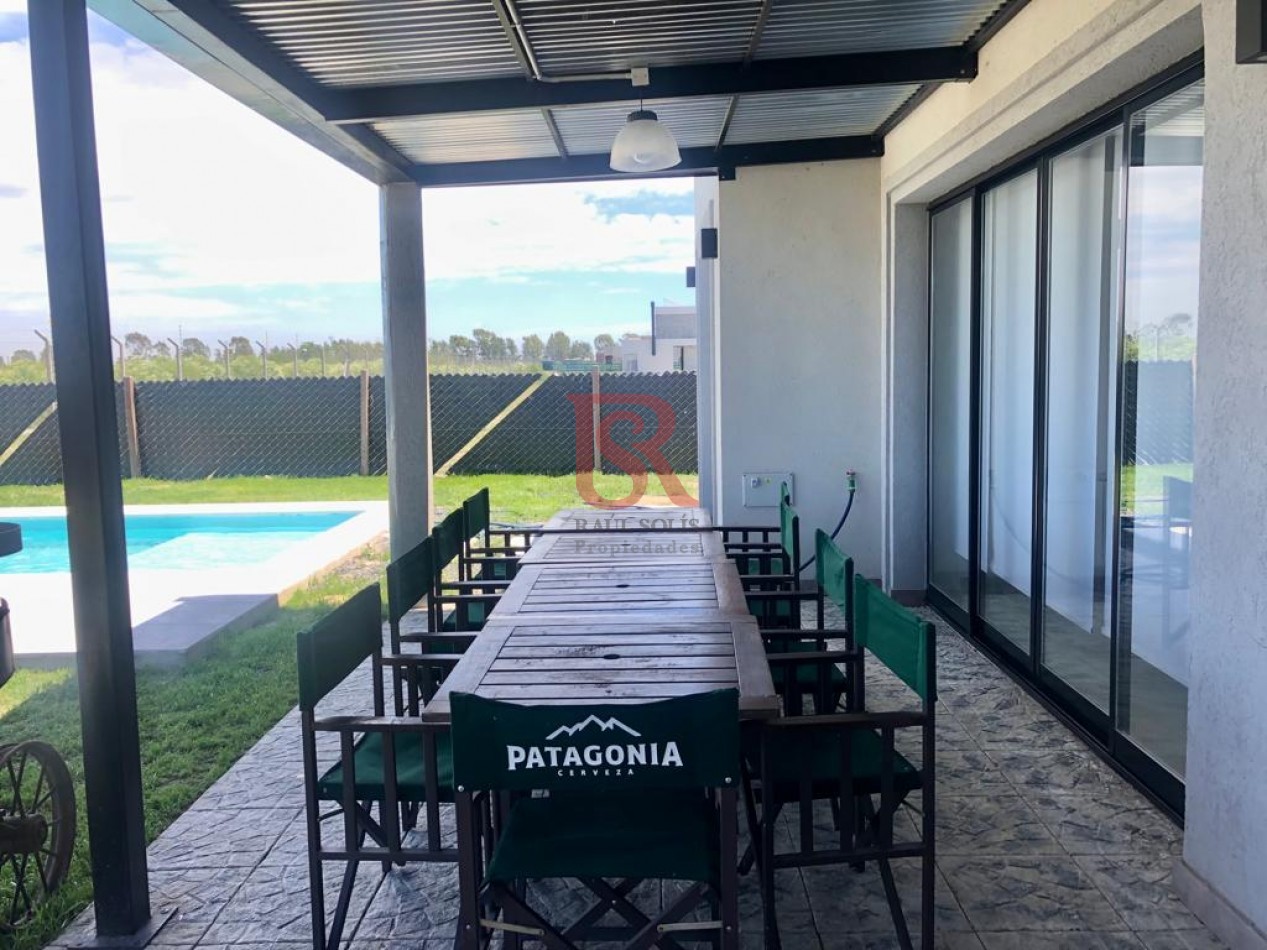 Impecable Casa En Venta De Dos Dormitorios Con Piscina En Pueblos Del Plata - Barrio Magallanes