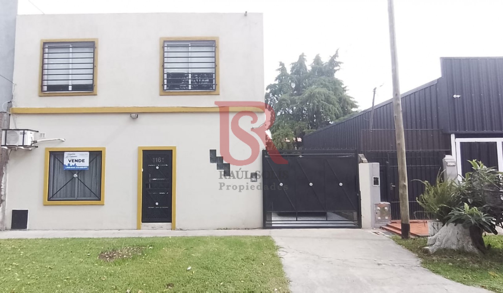 FV Casa moderna con 200 metros de patio privado trasero!!
