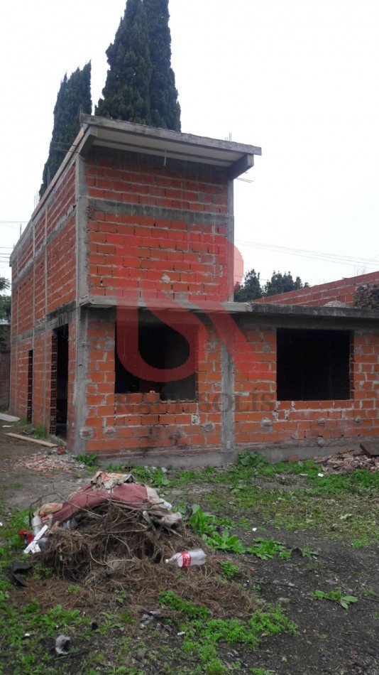 Lote con vivienda de hormigon en construccion de dos plantas a terminar cerca del Cruce Varela
