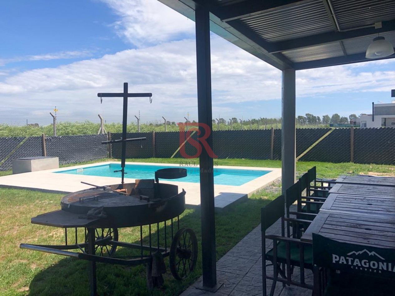 Impecable Casa En Venta De Dos Dormitorios Con Piscina En Pueblos Del Plata - Barrio Magallanes