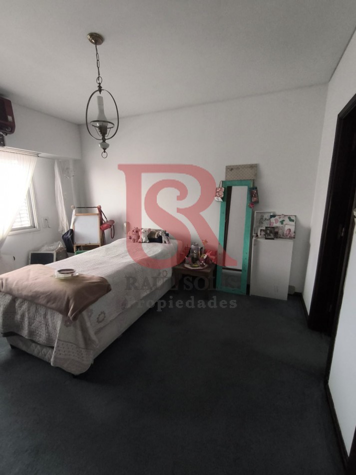 LP - VENTA! Hermoso piso de 4 ambientes con cochera y escritorio en Quilmes centro