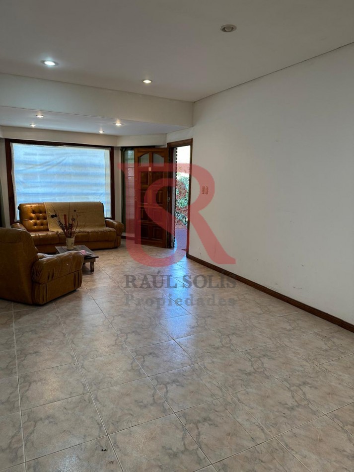 AV- Amplia casa en venta a pocas cuadras del mar