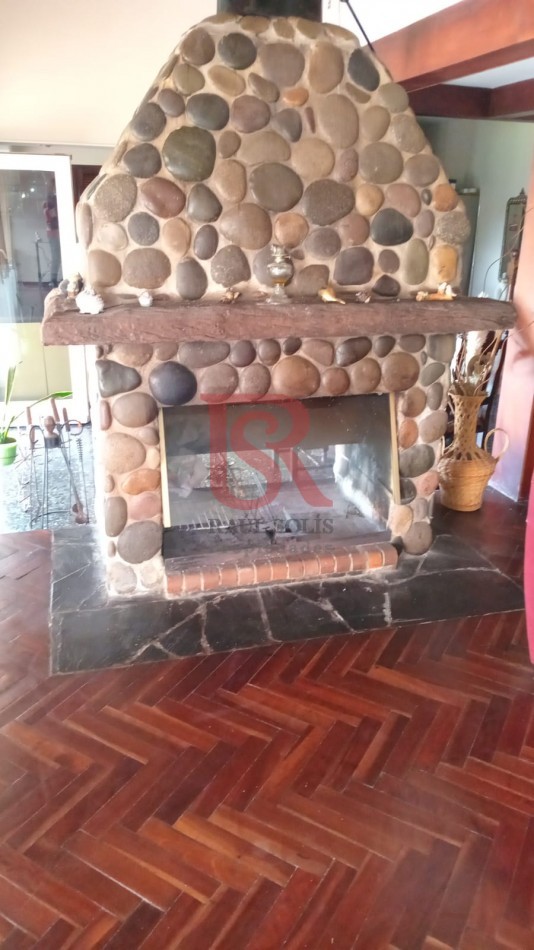 MS-Casa en Venta - Dos Plantas con Departamento Independiente, Pileta y Amplio Parque
