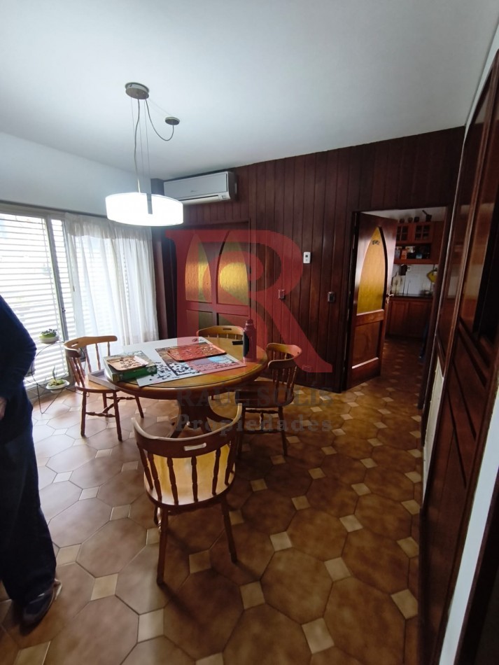 LP - VENTA! Hermoso piso de 4 ambientes con cochera y escritorio en Quilmes centro