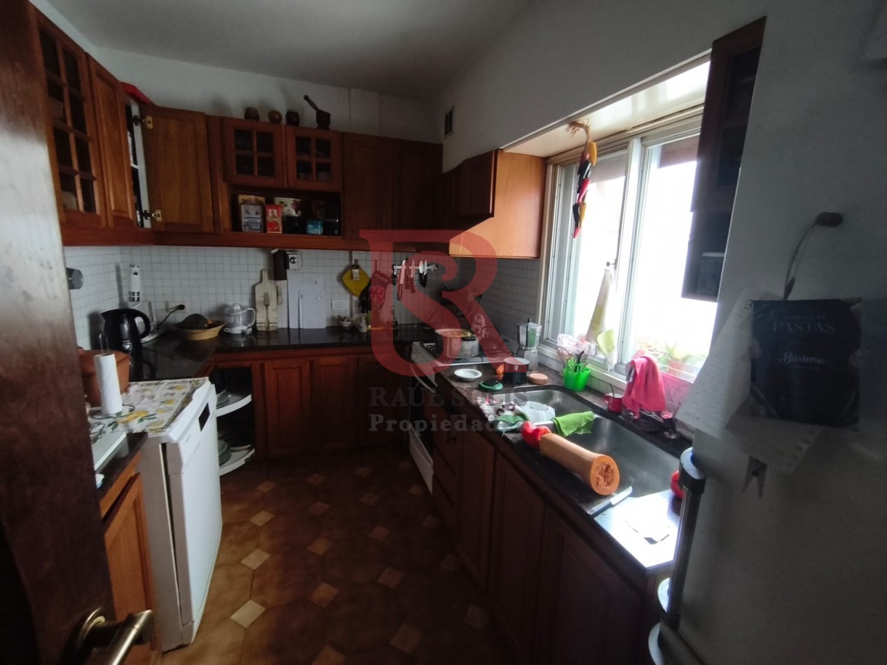 LP - VENTA! Hermoso piso de 4 ambientes con cochera y escritorio en Quilmes centro