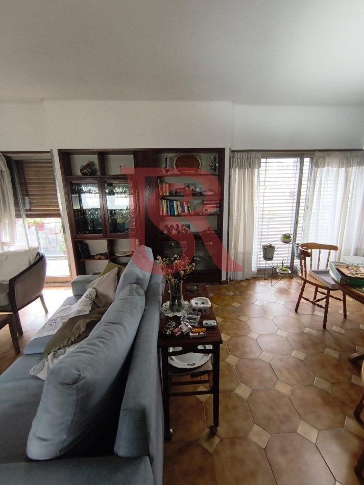 LP - VENTA! Hermoso piso de 4 ambientes con cochera y escritorio en Quilmes centro