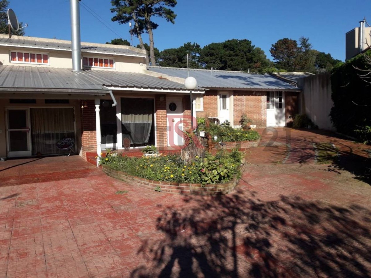 MS-Casa en Venta - Dos Plantas con Departamento Independiente, Pileta y Amplio Parque