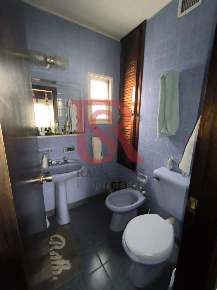 LP - VENTA! Hermoso piso de 4 ambientes con cochera y escritorio en Quilmes centro