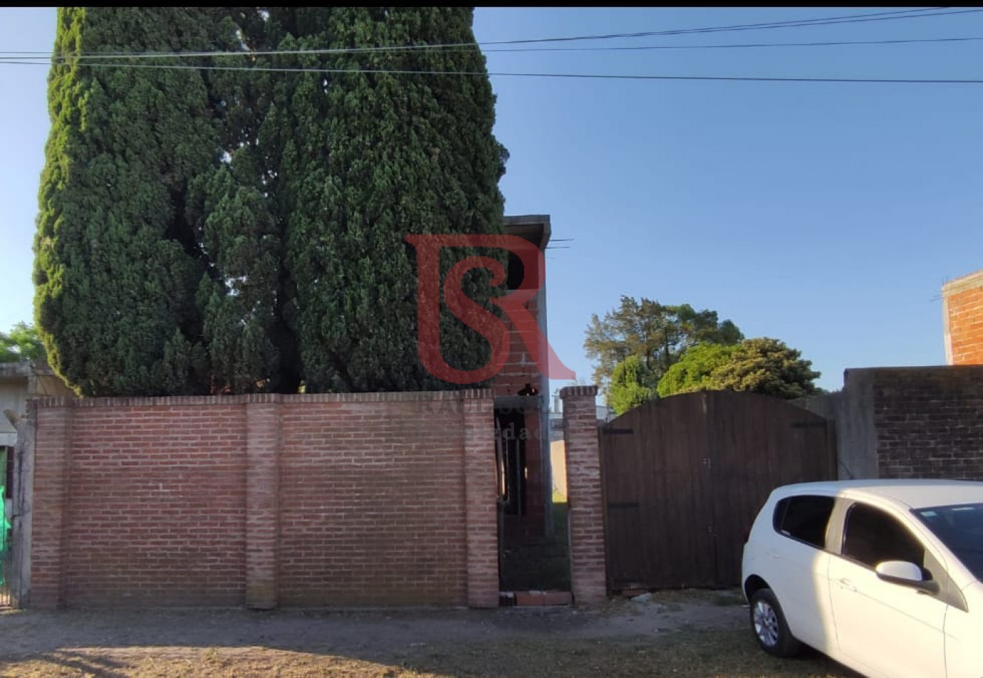 Lote con vivienda de hormigon en construccion de dos plantas a terminar cerca del Cruce Varela