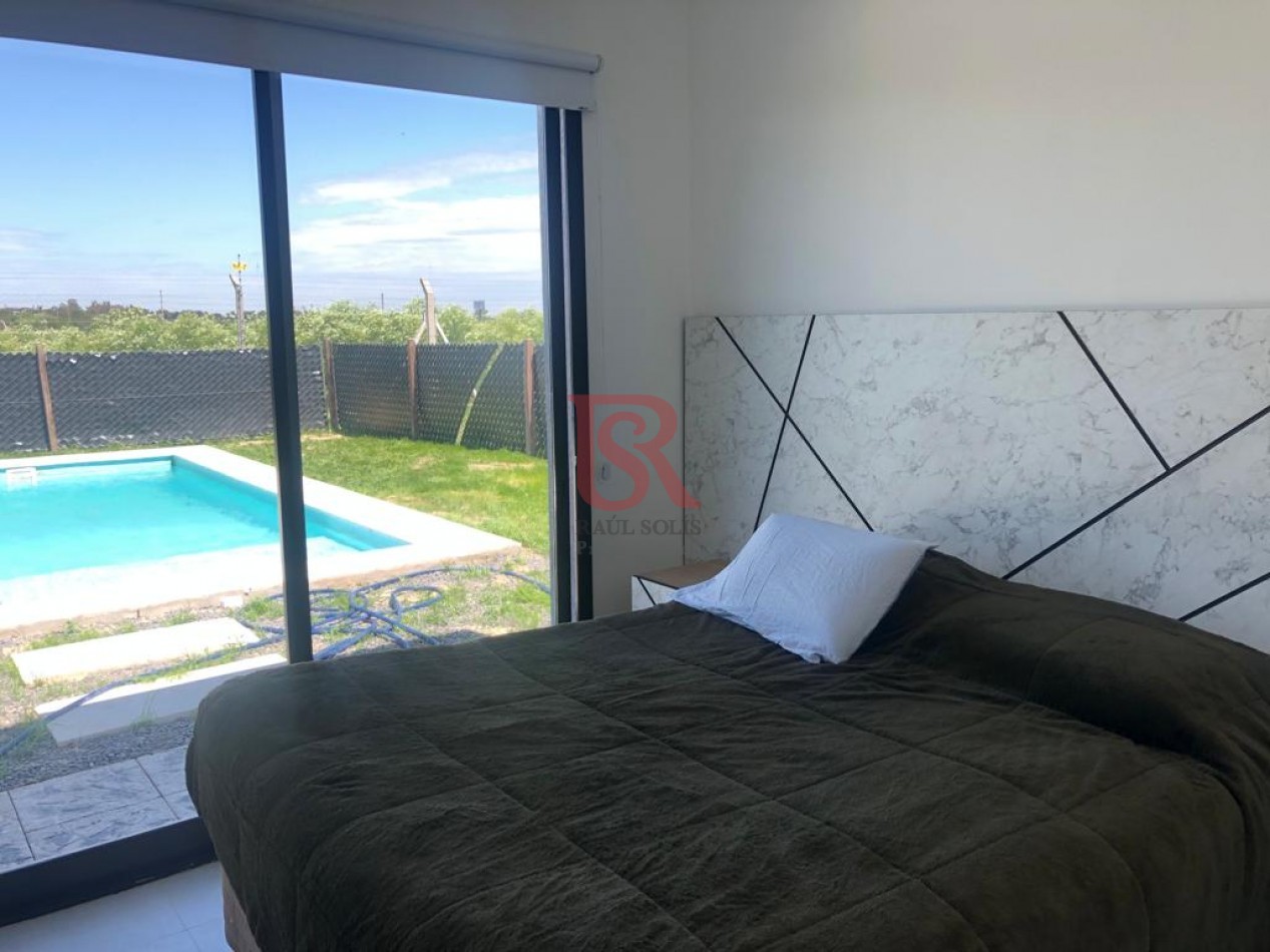 Impecable Casa En Venta De Dos Dormitorios Con Piscina En Pueblos Del Plata - Barrio Magallanes