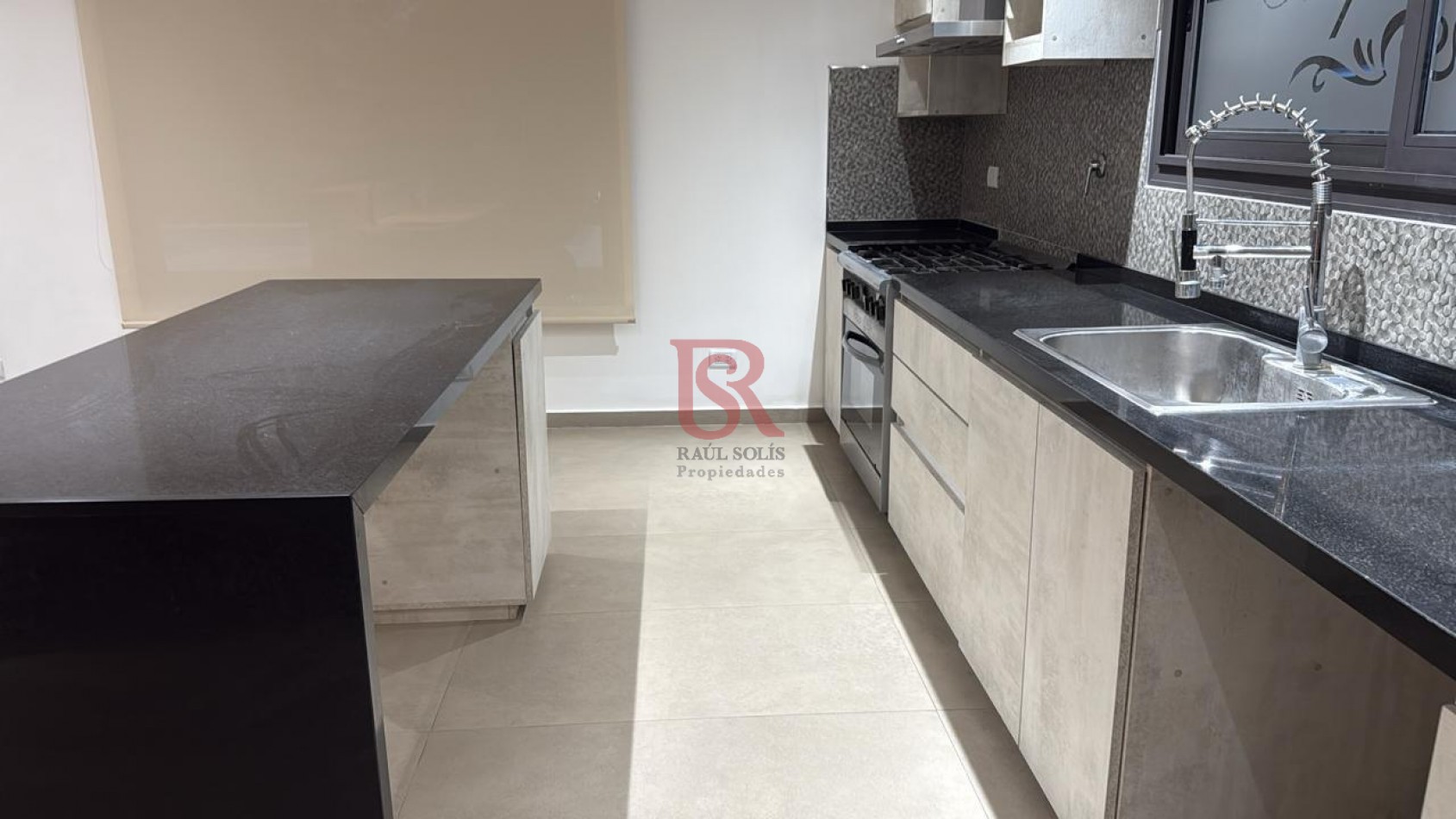 AM. Impecable Casa en Alquiler de 4 ambientes con Piscina