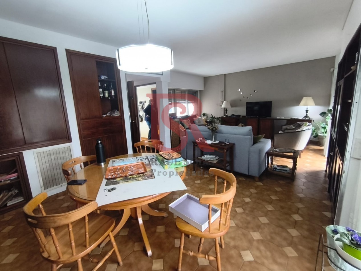 LP - VENTA! Hermoso piso de 4 ambientes con cochera y escritorio en Quilmes centro