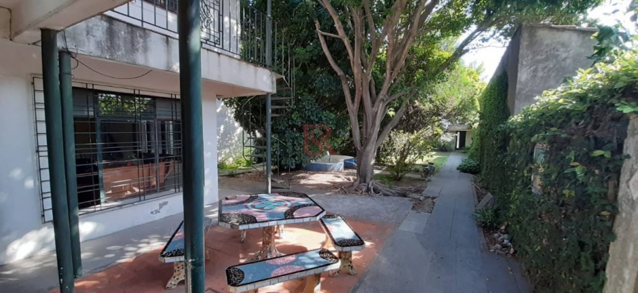LP - Amplia casa en dos plantas en venta ubicada en Quilmes O