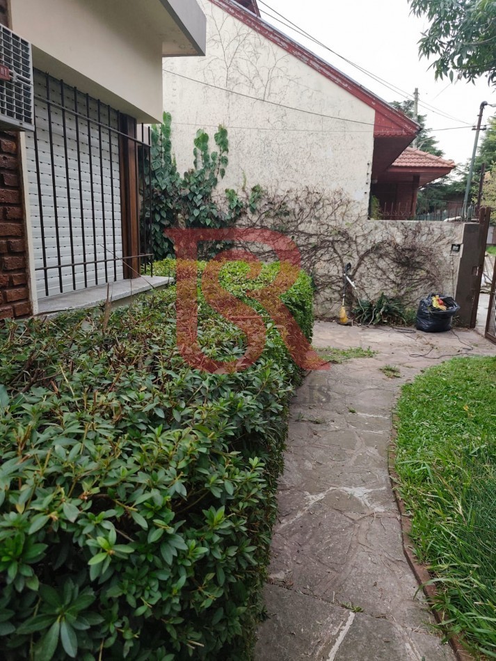 LP - VENTA! Hermosa casa 3 ambientes con escritorio, patio y horno de barro en Don Bosco