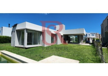 AM- Casa 4 Ambientes La Reserva Hudson en una sola planta con piscina