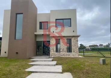 AM. Impecable Casa en Alquiler de 4 ambientes con  Piscina