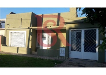 RB - Casa 4 ambientes con terreno y terraza a reciclar en Quilmes Oeste