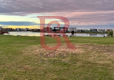 Codigo  13 Terreno en  Villalobos No 68 frente a la laguna con espejo de agua .barrio privado de 454 lotes.De los cuales 201 poseen salida a la laguna