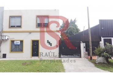 FV Casa moderna con 200 metros de patio privado trasero!!