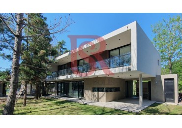 AM. CASA EN VENTA 4 AMBIENTES GREENVILLE CON PISCINA