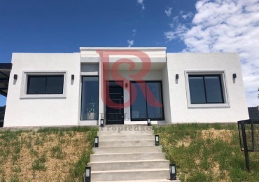 Impecable Casa En Venta De Dos Dormitorios Con Piscina En Pueblos Del Plata - Barrio Magallanes