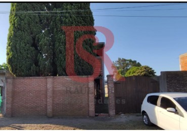 Lote con vivienda de hormigon en construccion de dos plantas a terminar cerca del Cruce Varela